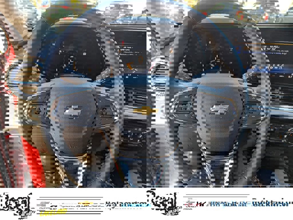 Used 2025 Chevrolet Trax LT w/ LT Convenience Package image 27