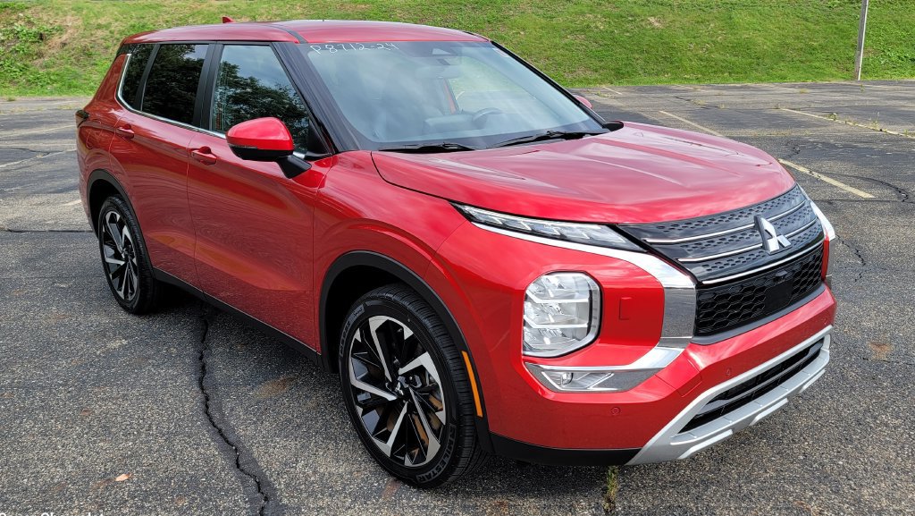 Used 2024 Mitsubishi Outlander AWD image 2