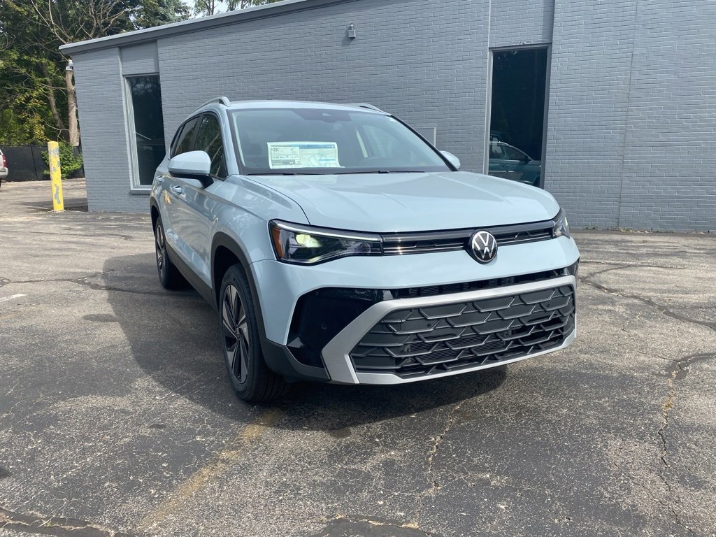 New 2025 Volkswagen Taos SE image 1