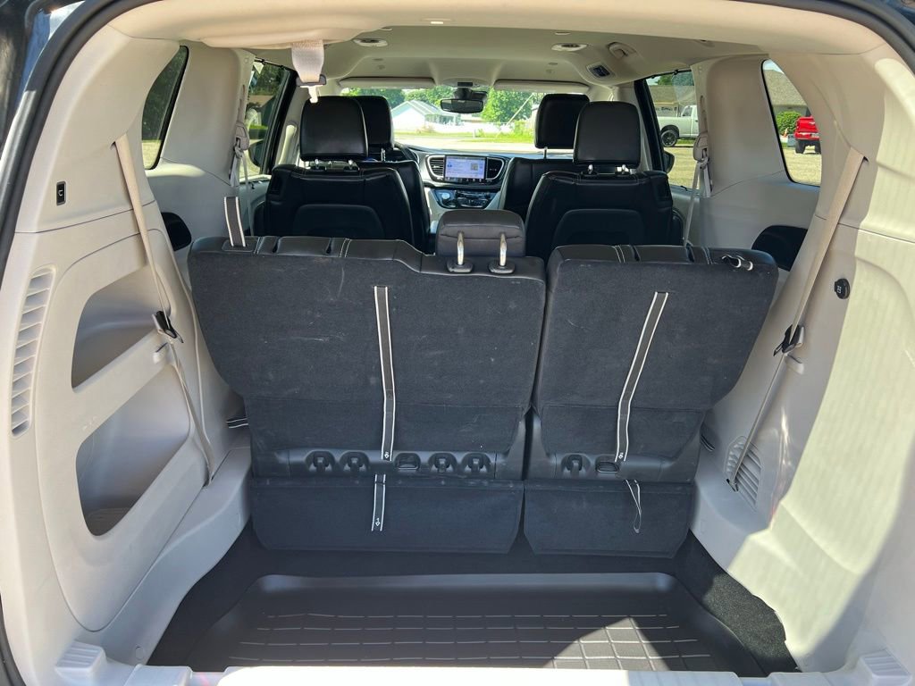 Used 2023 Chrysler Pacifica Touring-L FWD image 19