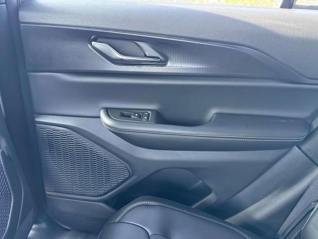 New 2025 Jeep Grand Cherokee Altitude image 11