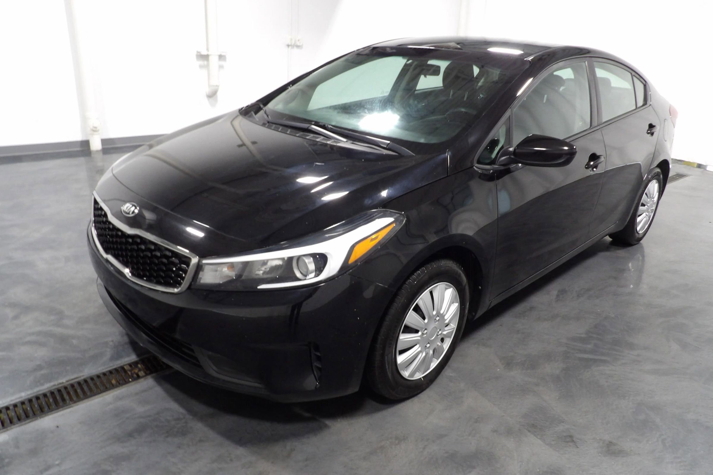 Used 2017 Kia Forte LX image 3