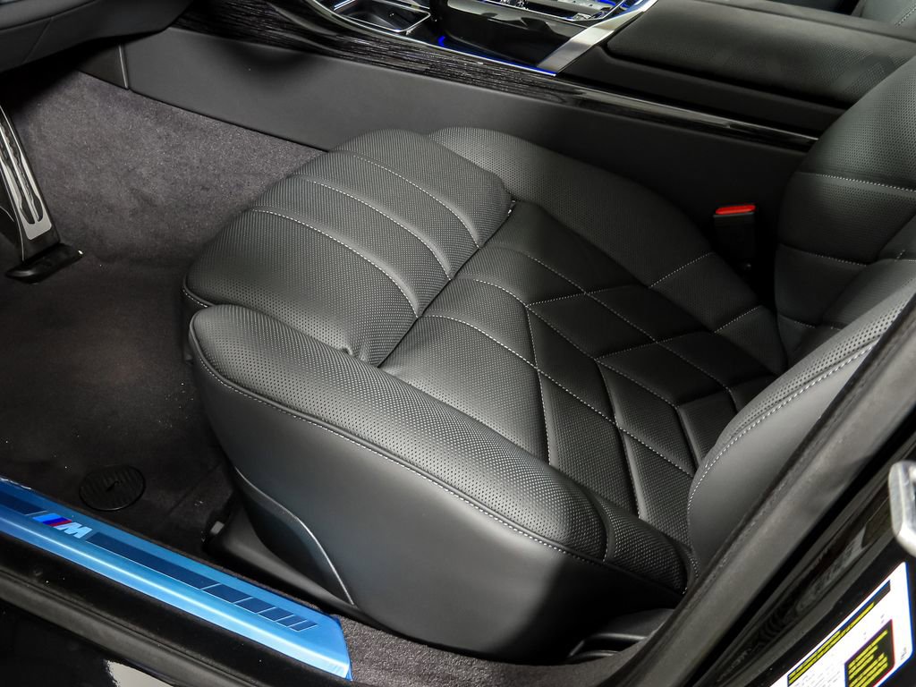 Used 2025 BMW i7 eDrive50 w/ M Sport Package RWD image 16