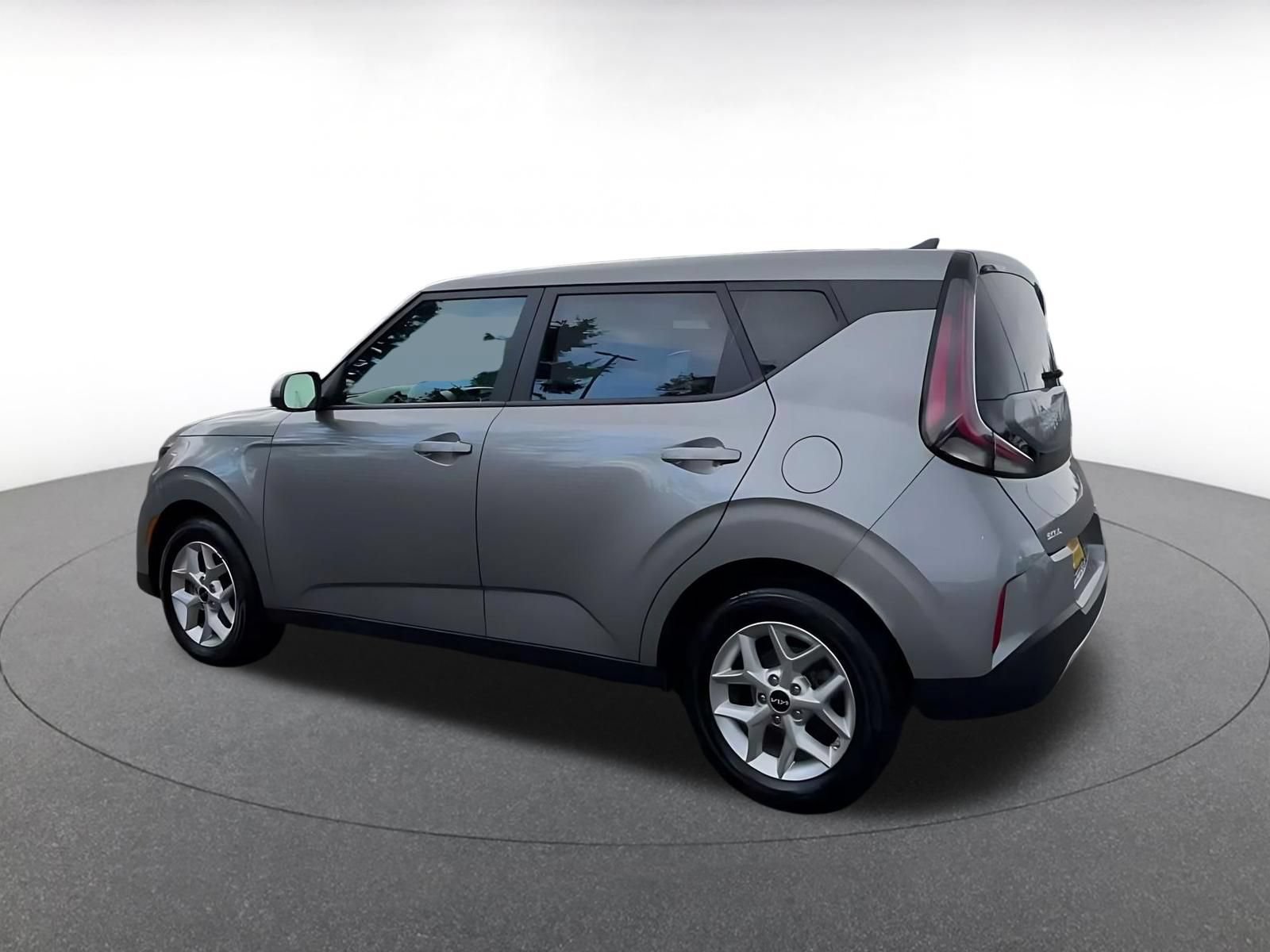 Used 2025 Kia Soul LX w/ LX Technology Package FWD image 9