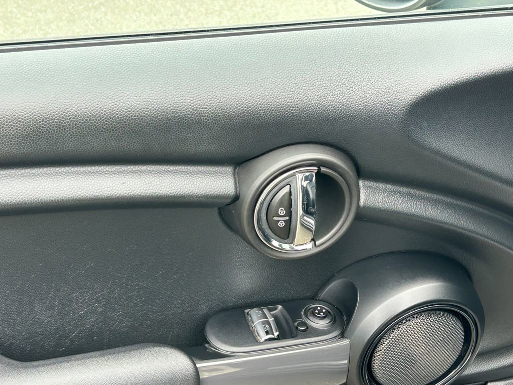 Used 2016 MINI Cooper 2-Door Hardtop image 12