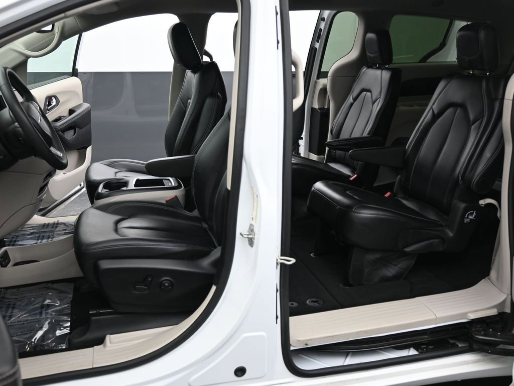 Used 2024 Chrysler Pacifica Touring-L image 17