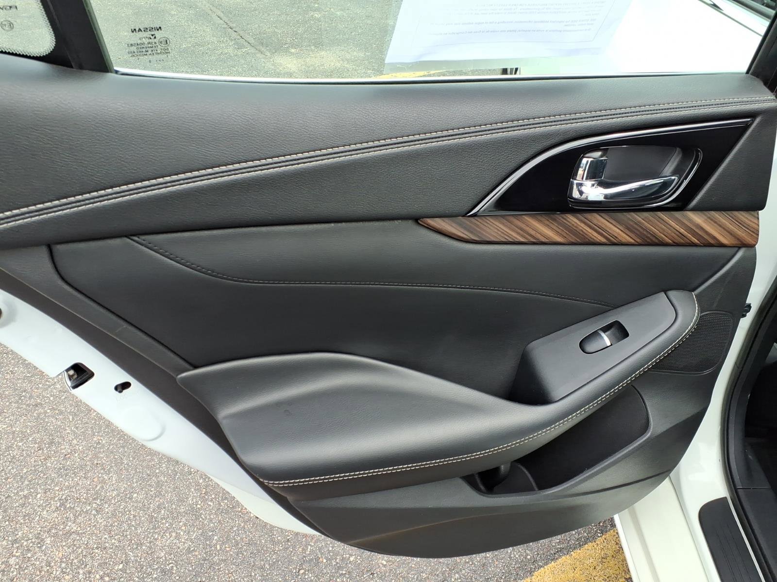 Used 2016 Nissan Maxima Platinum w/ Interior Lighting Package FWD image 9