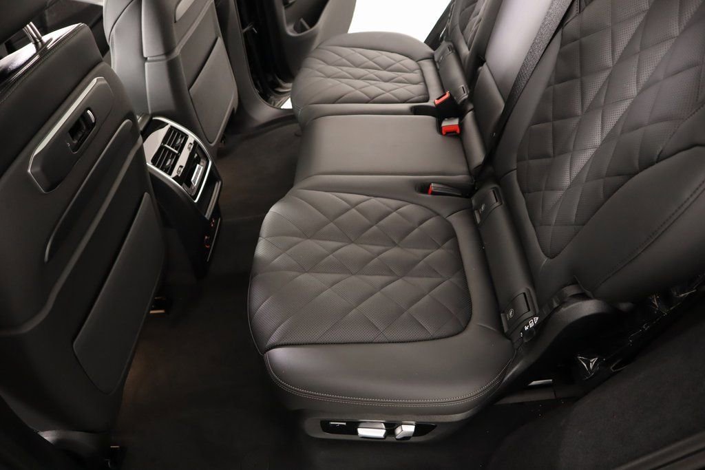 New 2025 BMW X7 xDrive40i w/ Parking Assistance Package image 13