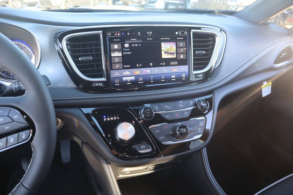 New 2026 Chrysler Pacifica Limited w/ Uconnect Theater Family Group image 5