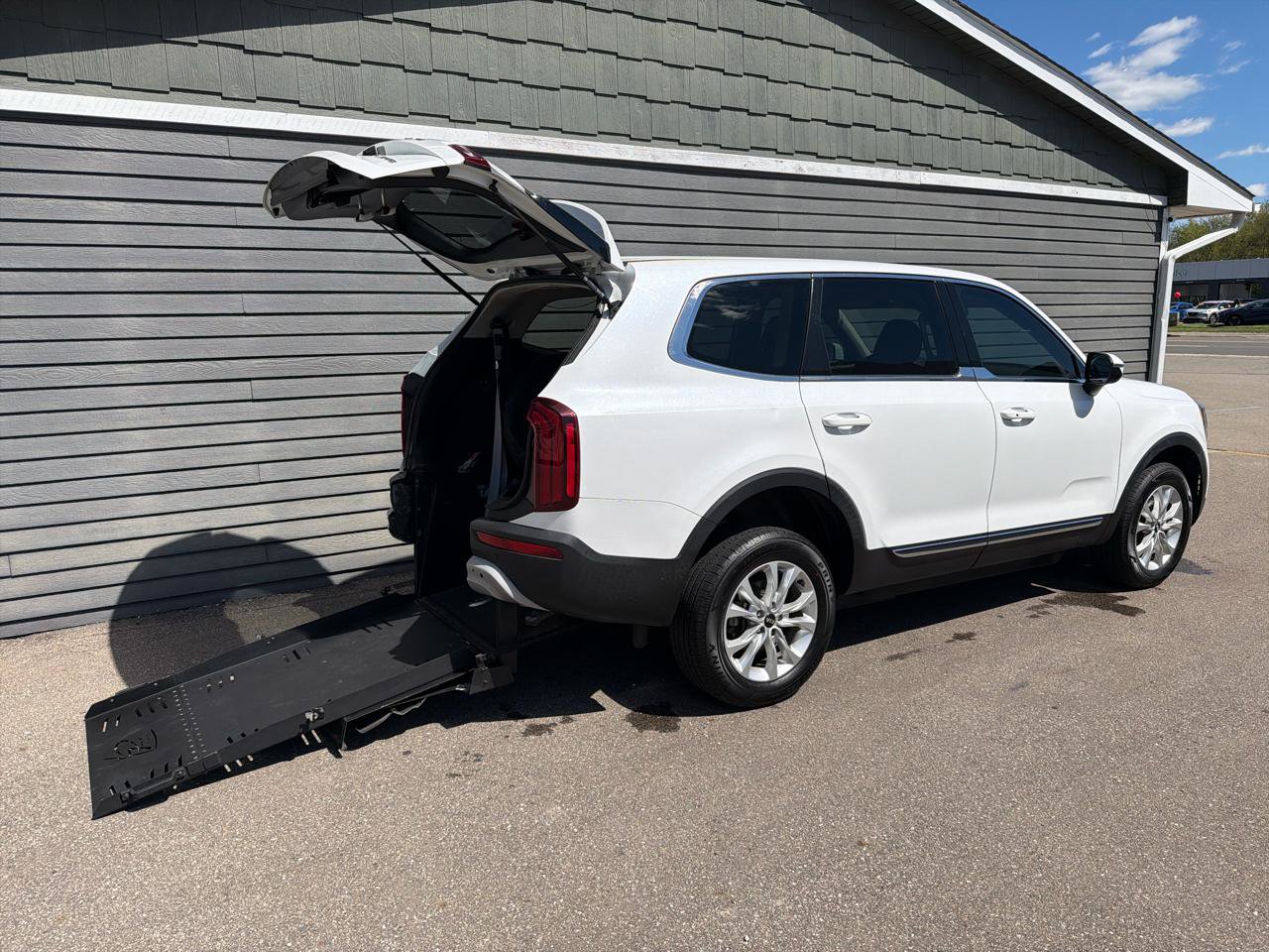 Used 2020 Kia Telluride LX FWD image 2