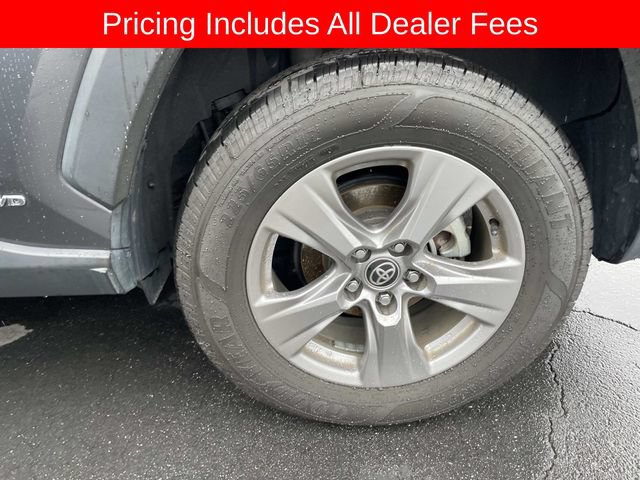 Used 2022 Toyota RAV4 LE AWD/4WD image 2