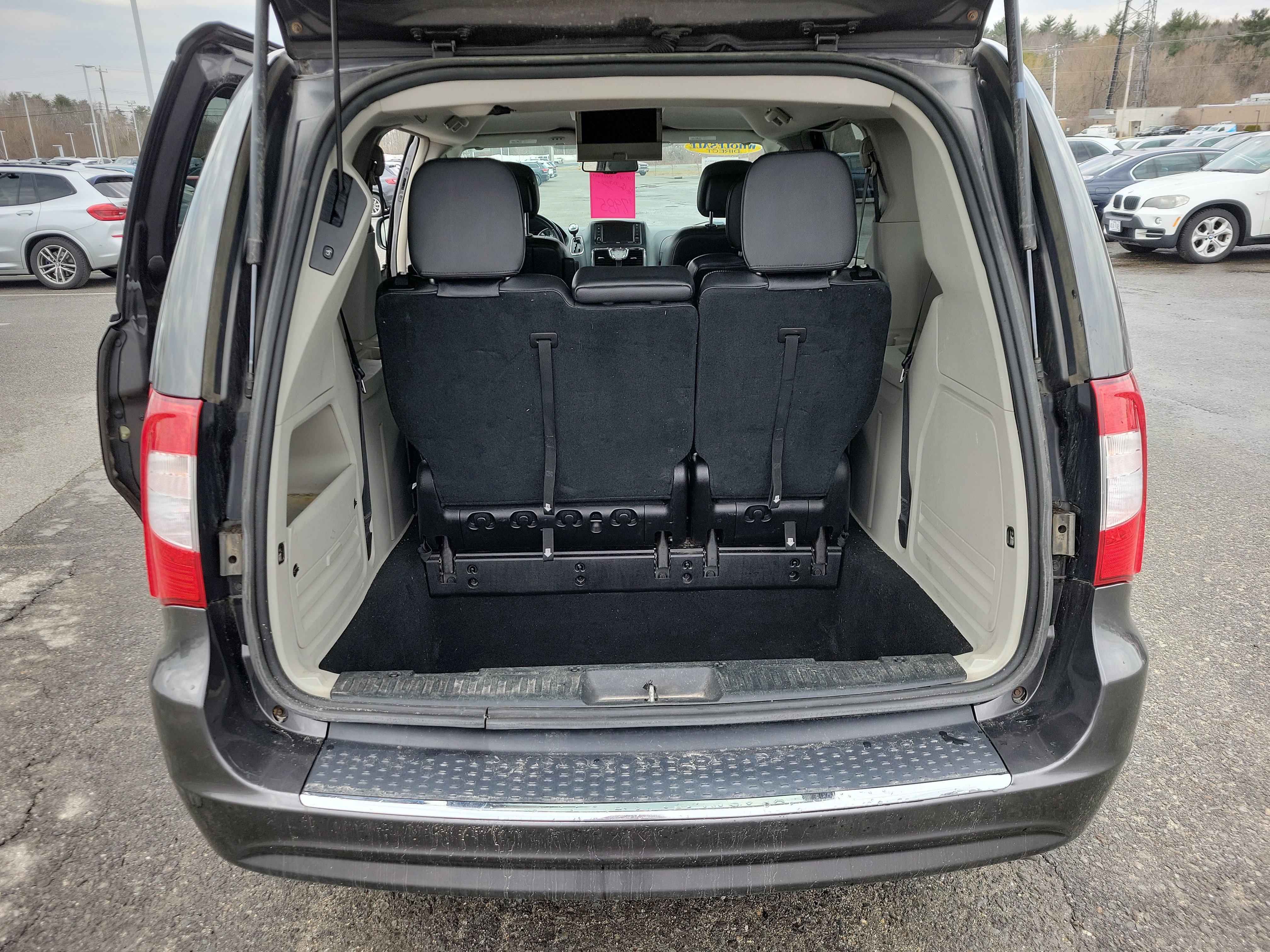 Used 2016 Chrysler Town & Country Touring image 14
