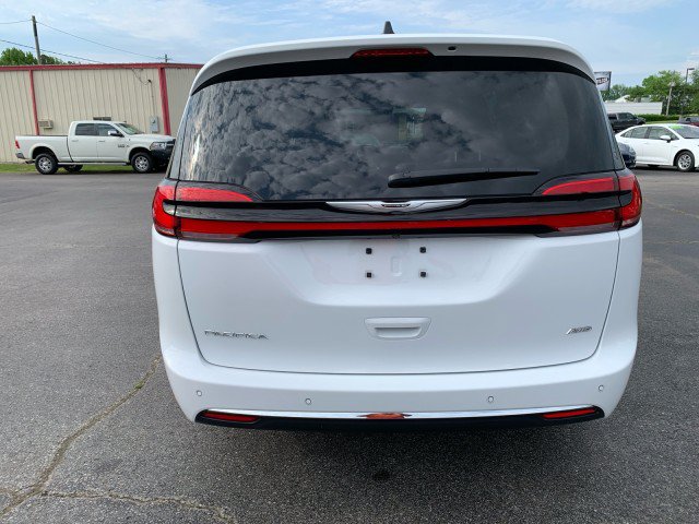 Used 2024 Chrysler Pacifica Touring-L AWD/4WD image 13