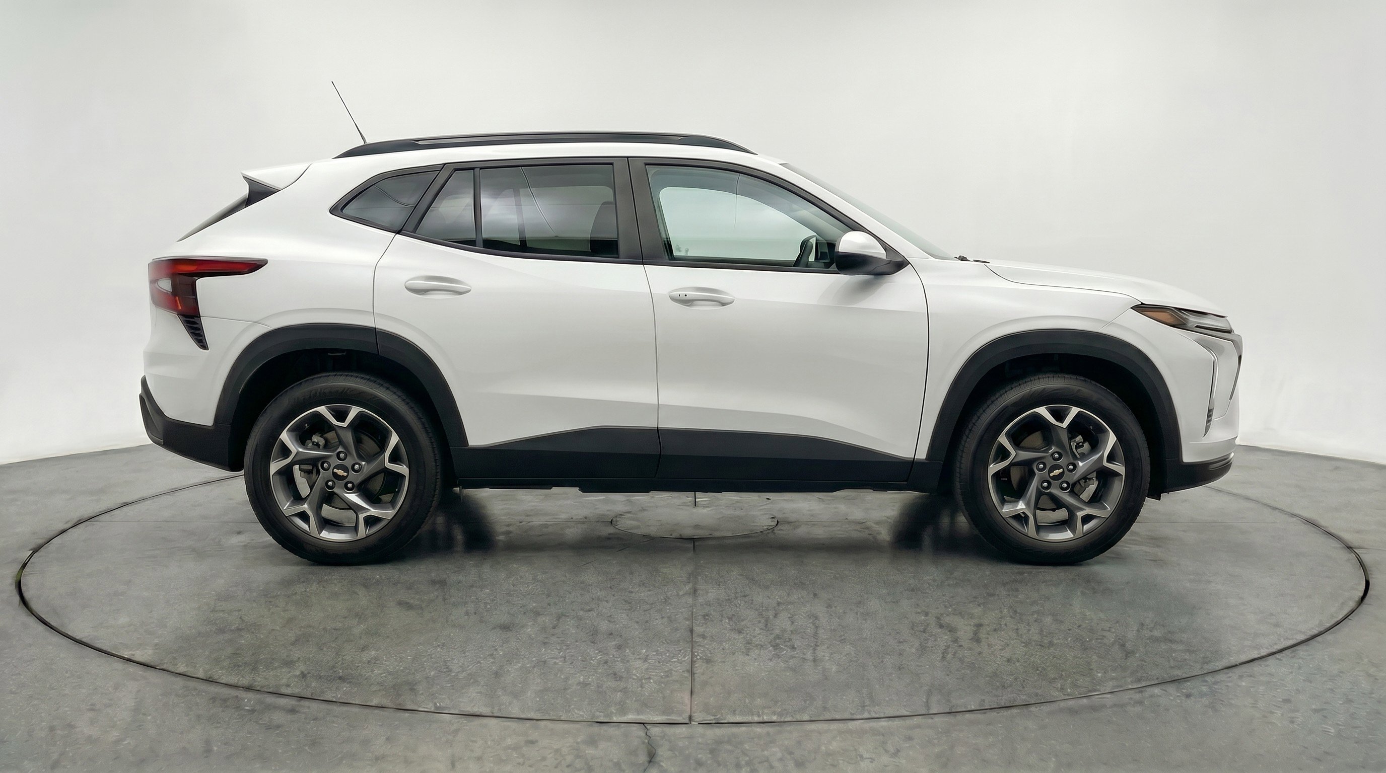 Used 2025 Chevrolet Trax LT FWD image 11