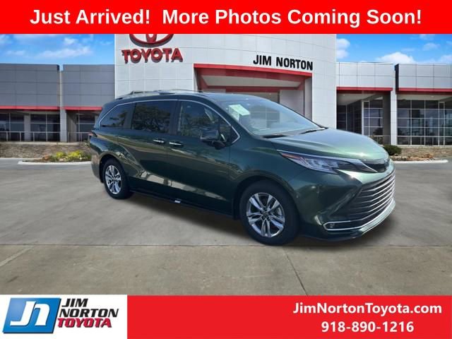 Used 2025 Toyota Sienna Limited image 1