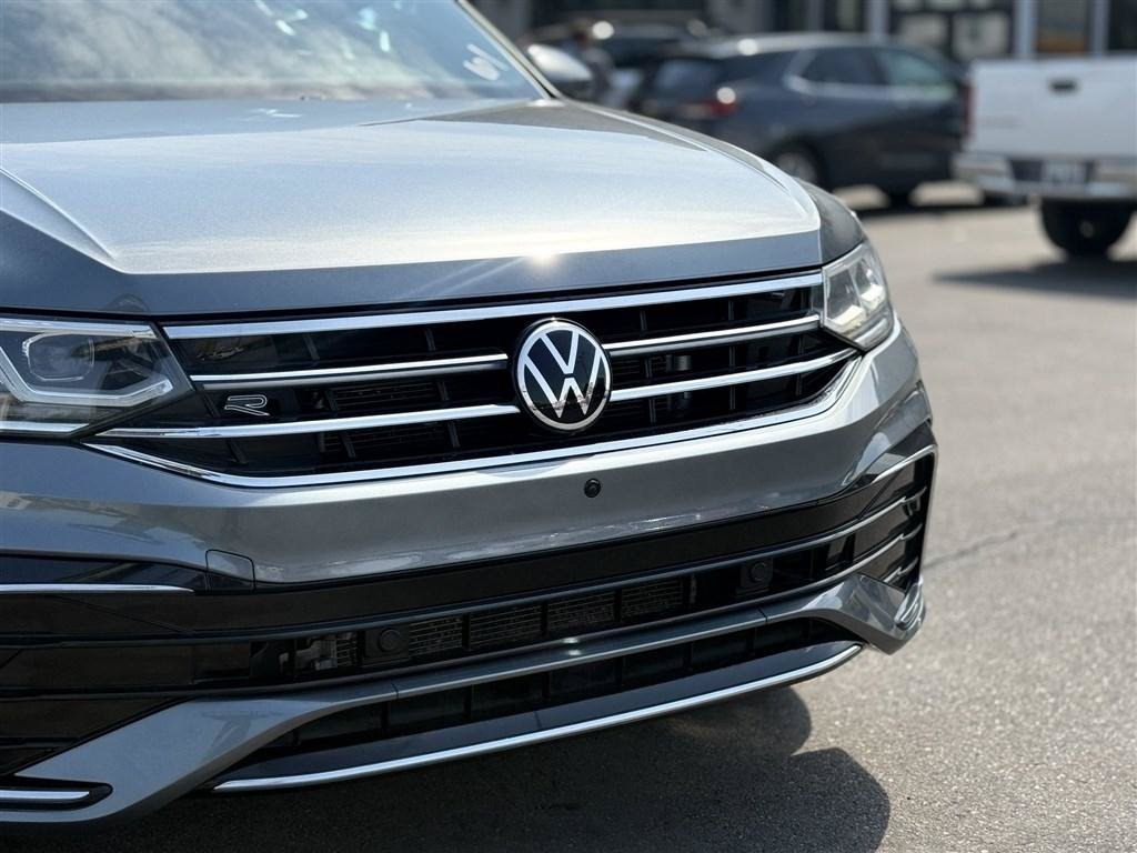 Used 2022 Volkswagen Tiguan SEL R-Line AWD/4WD image 12