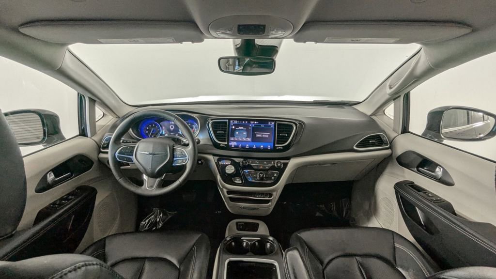 Used 2024 Chrysler Pacifica Touring-L image 14