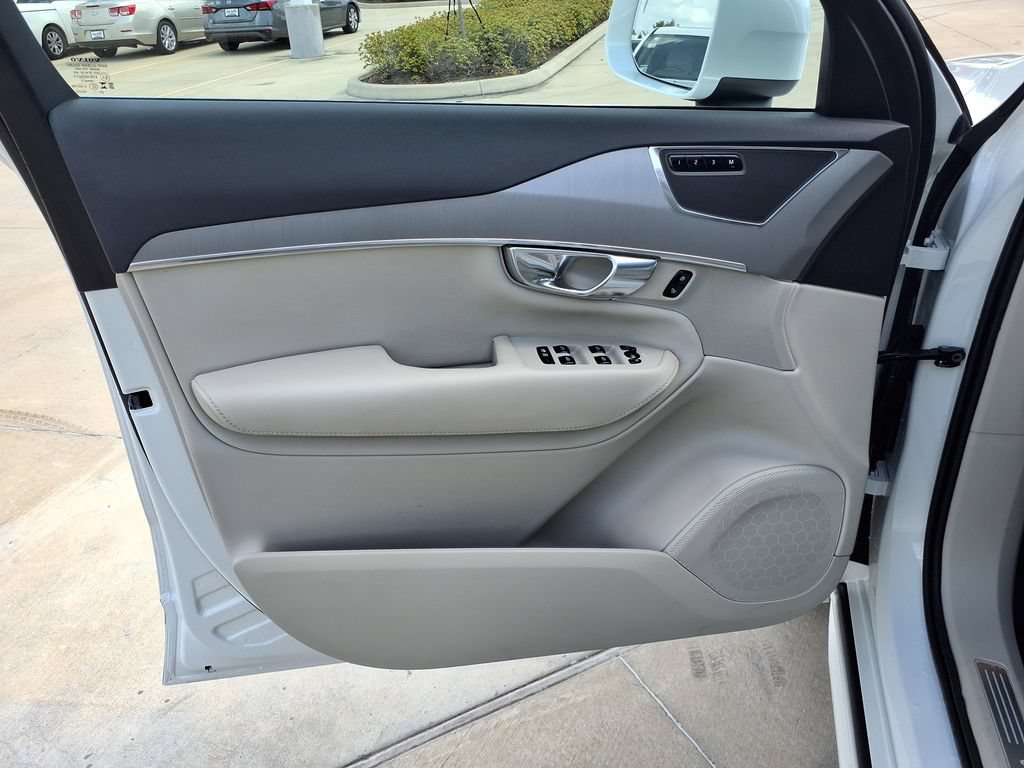 Used 2025 Volvo XC90 B5 Core AWD/4WD image 15