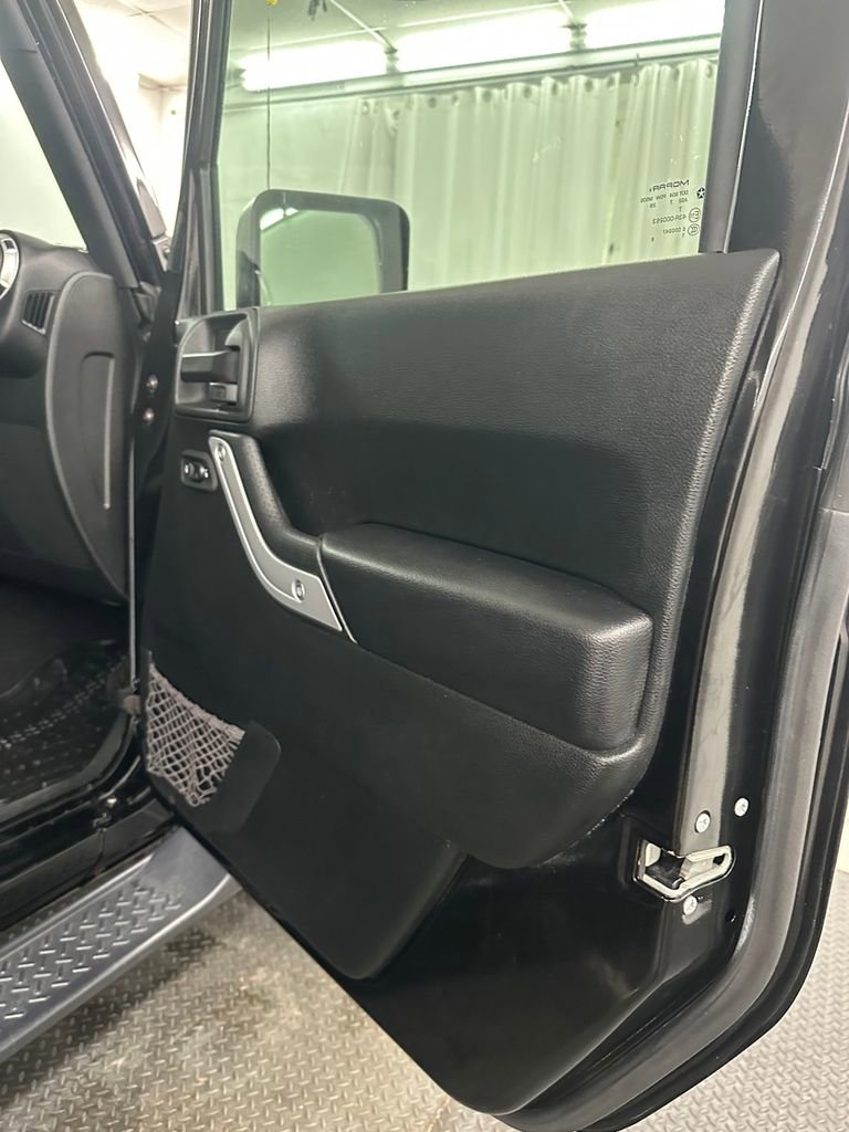 Used 2017 Jeep Wrangler Unlimited Sahara w/ Connectivity Group image 34