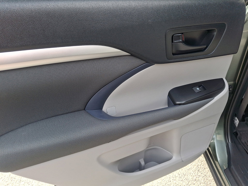 Used 2019 Toyota Highlander LE image 19