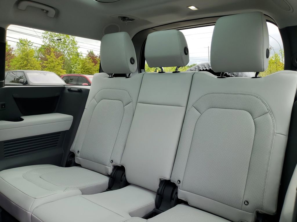 Used 2025 Land Rover Defender 130 X-Dynamic SE image 32