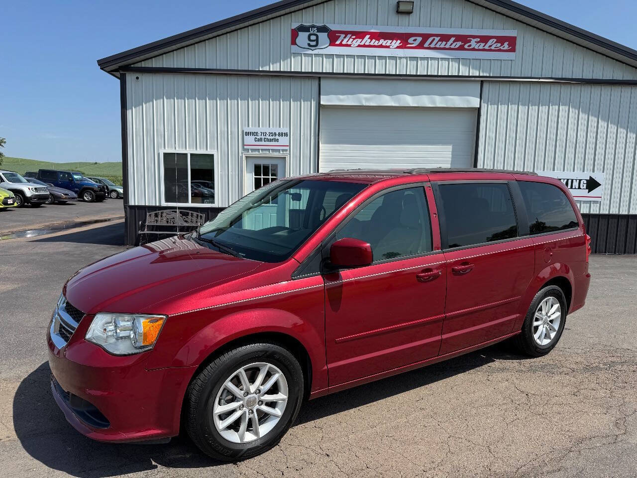 Used 2016 Dodge Grand Caravan SXT FWD image 1