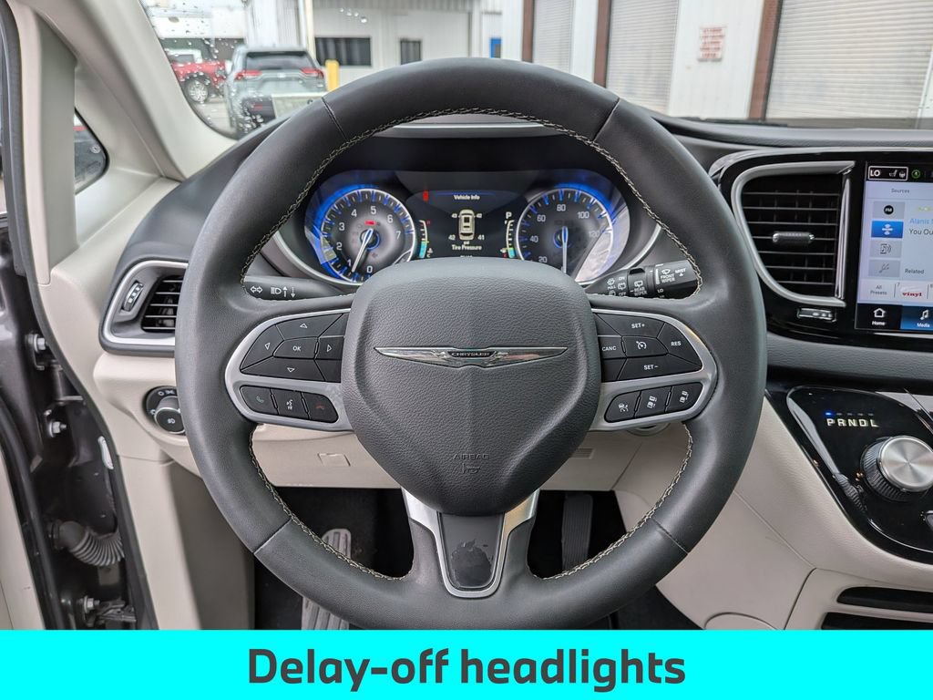 Used 2023 Chrysler Pacifica Touring-L FWD image 15