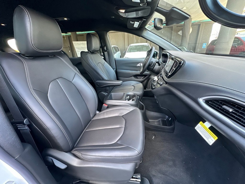 New 2026 Chrysler Pacifica Select image 23