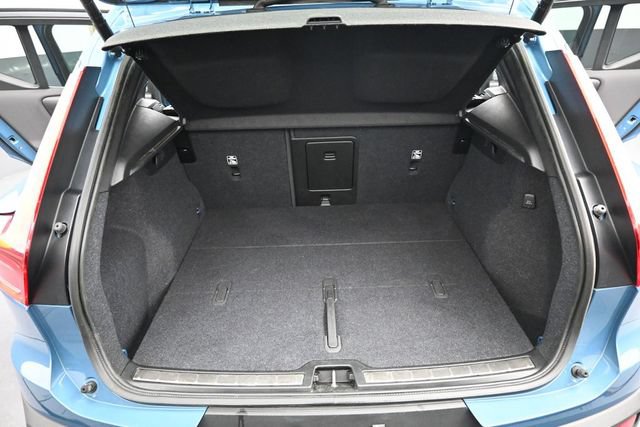 Used 2024 Volvo XC40 B5 Plus AWD/4WD image 17