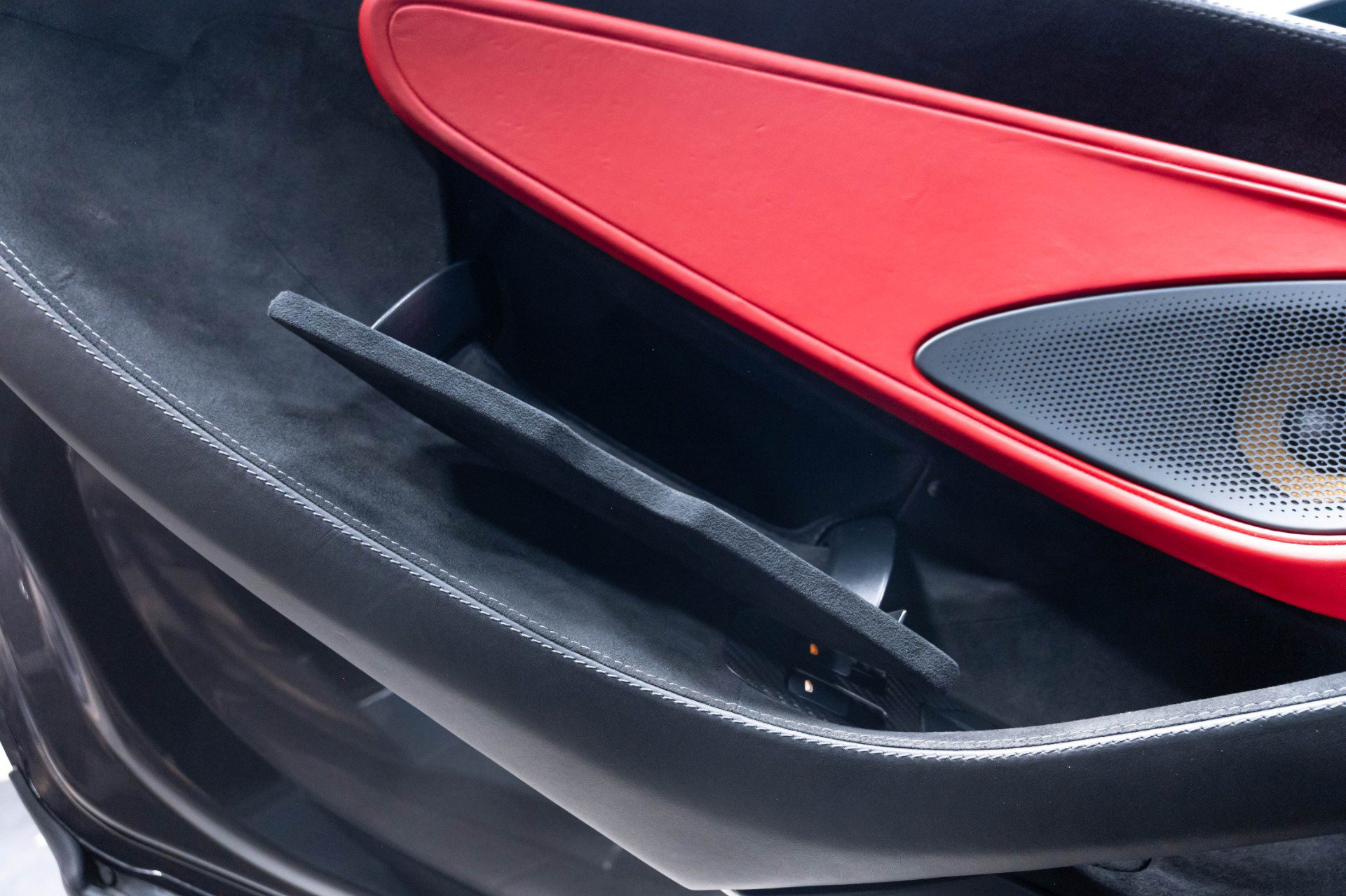 Used 2019 McLaren 570S Coupe RWD image 8