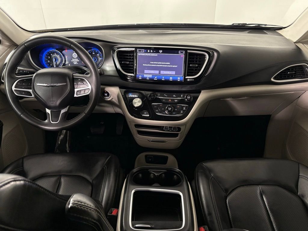 Used 2023 Chrysler Pacifica Touring-L image 34