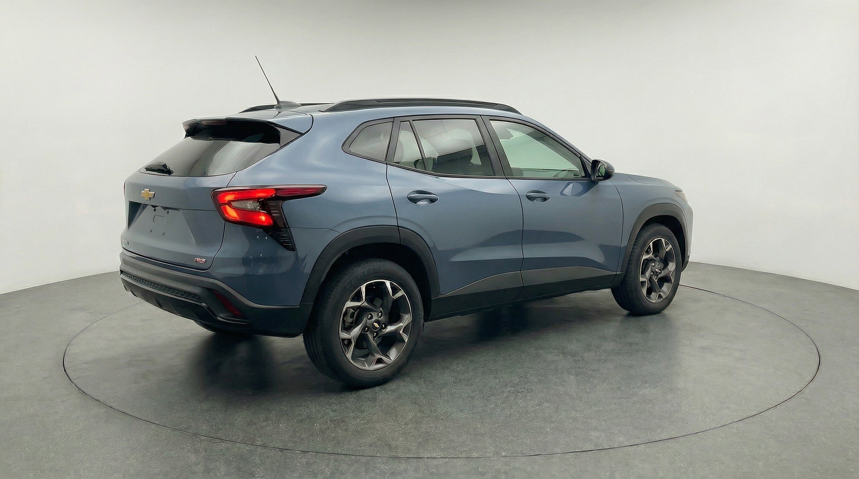 Used 2025 Chevrolet Trax LT FWD image 9