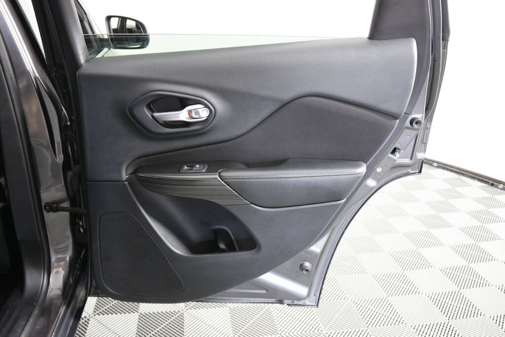 Used 2014 Jeep Cherokee Latitude FWD image 21