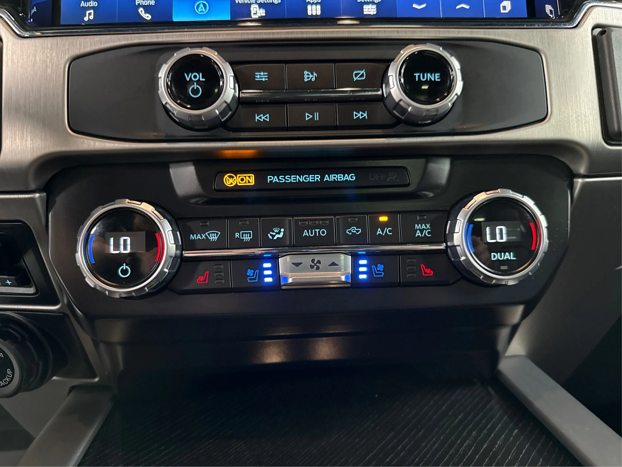 Used 2022 Ford F450 Platinum w/ FX4 Off-Road Package image 30