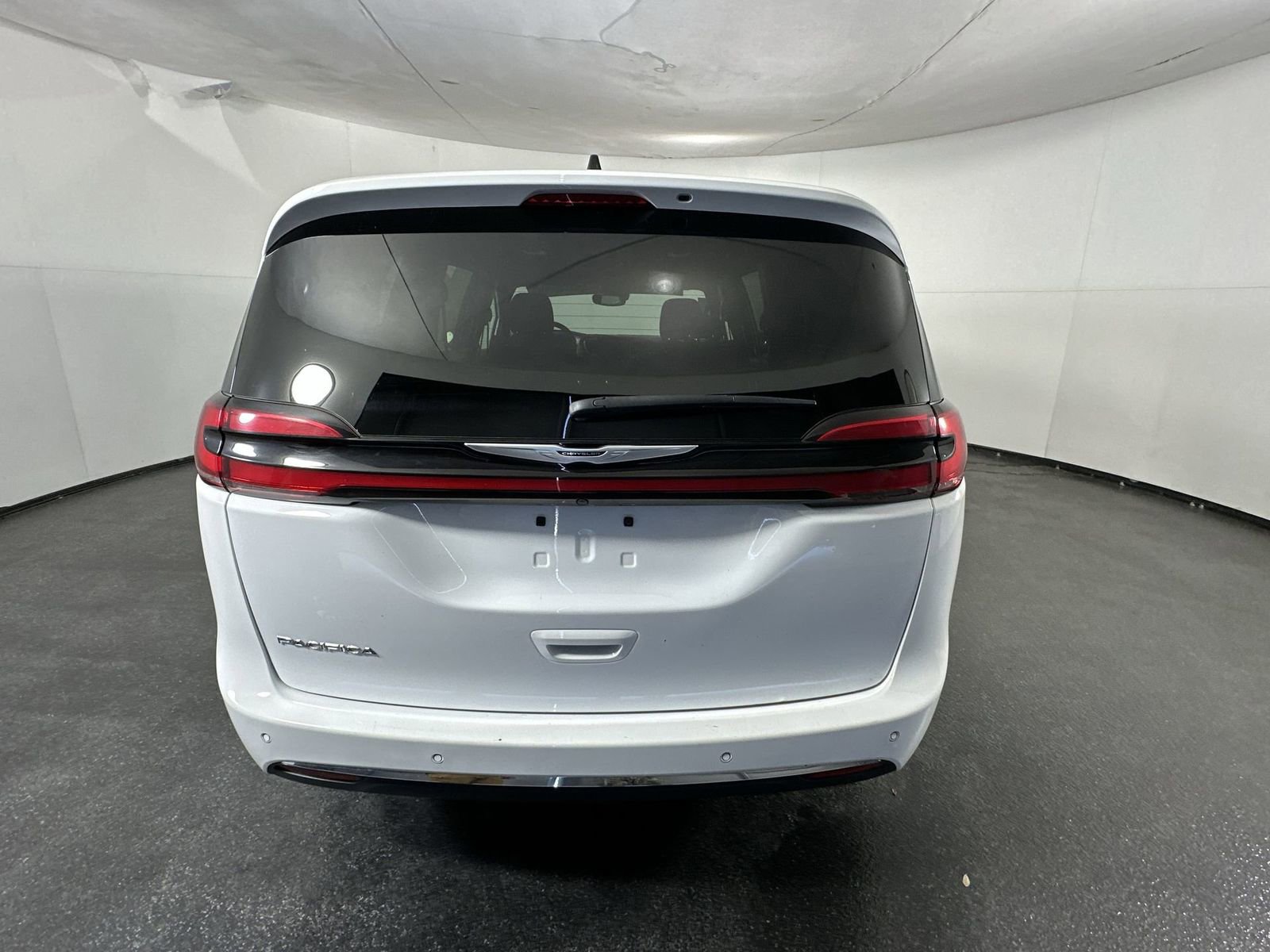 Used 2023 Chrysler Pacifica Touring image 7