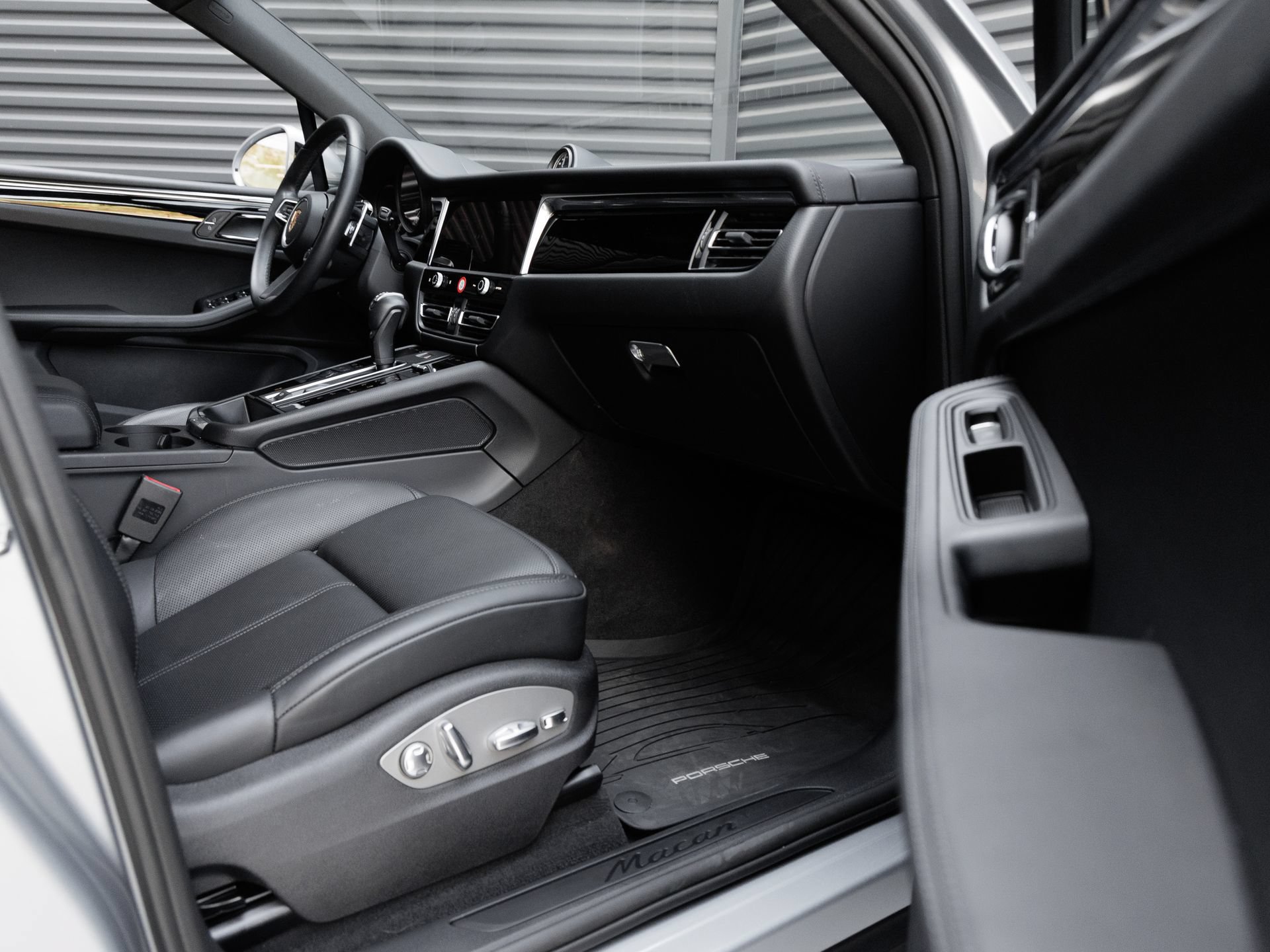 Certified 2026 Porsche Macan AWD/4WD image 36