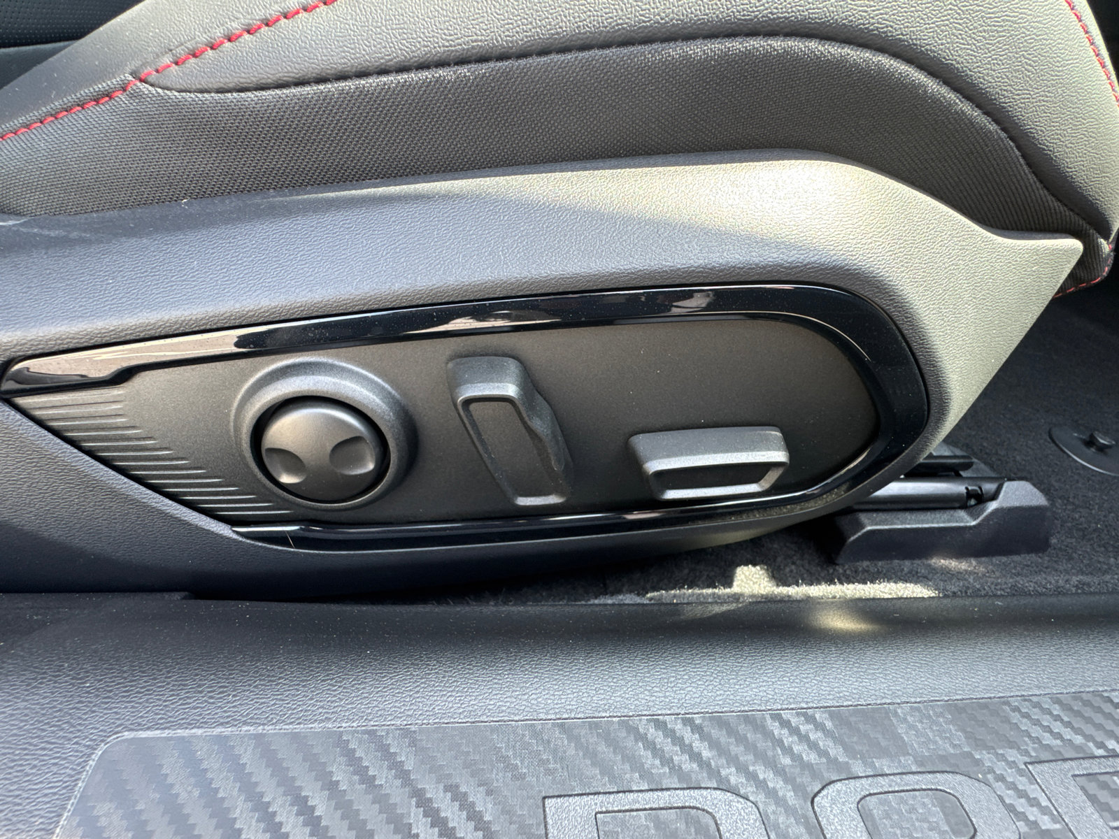 Used 2025 Dodge Charger R/T w/ Plus Group image 16