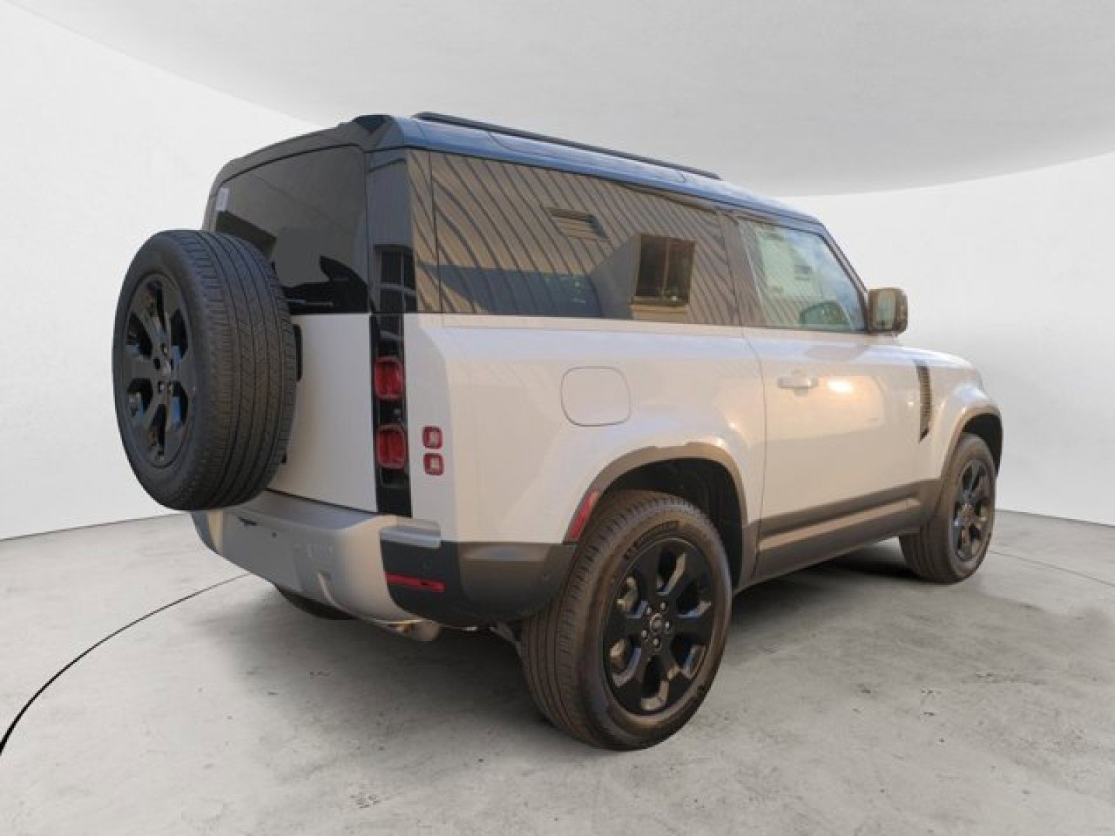 Used 2025 Land Rover Defender 90 S image 5