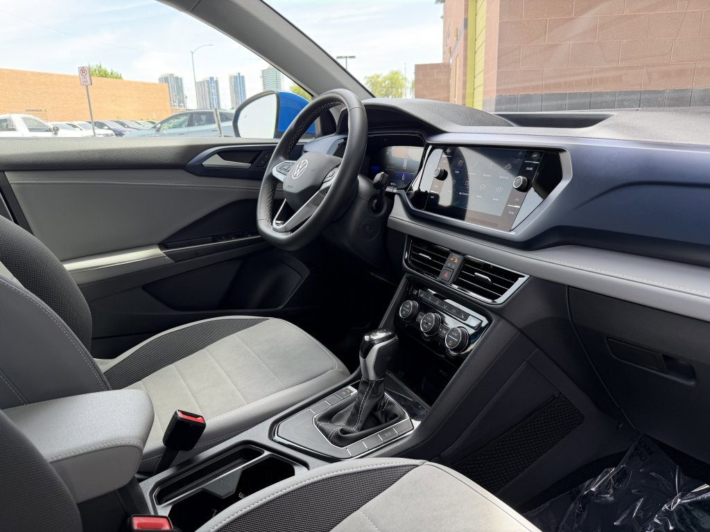 Used 2024 Volkswagen Taos SE w/ Panoramic Sunroof Package FWD image 38
