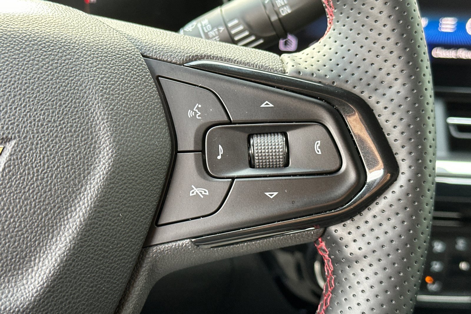 Used 2025 Chevrolet Trax RS w/ Driver Confidence Package image 38