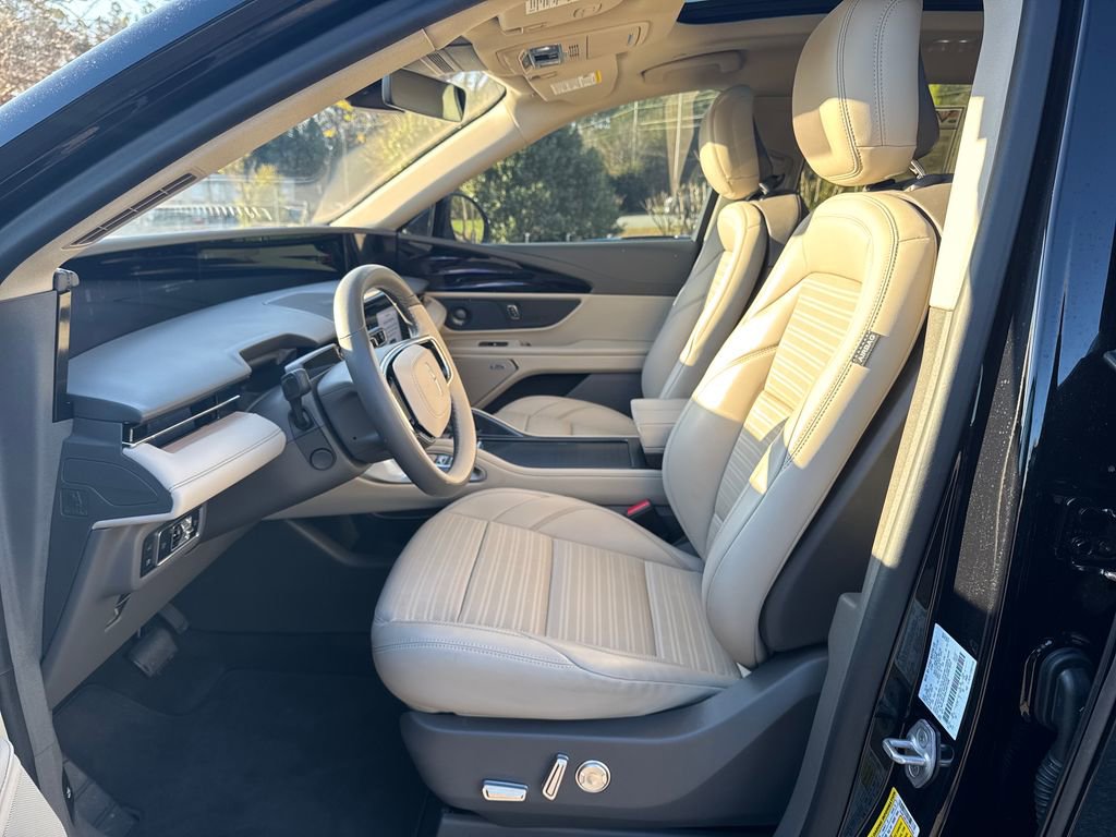 Used 2025 Lincoln Nautilus Reserve image 11