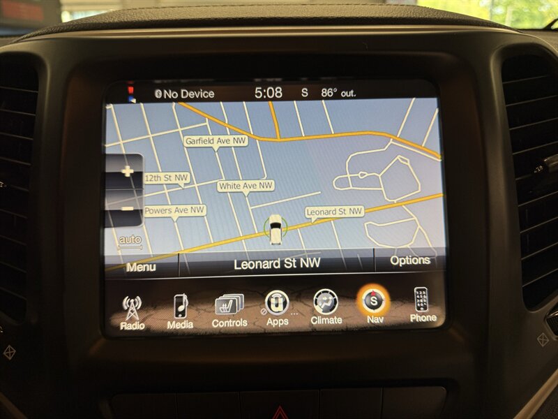 Used 2015 Jeep Cherokee Latitude w/ Cold Weather Group AWD/4WD image 27