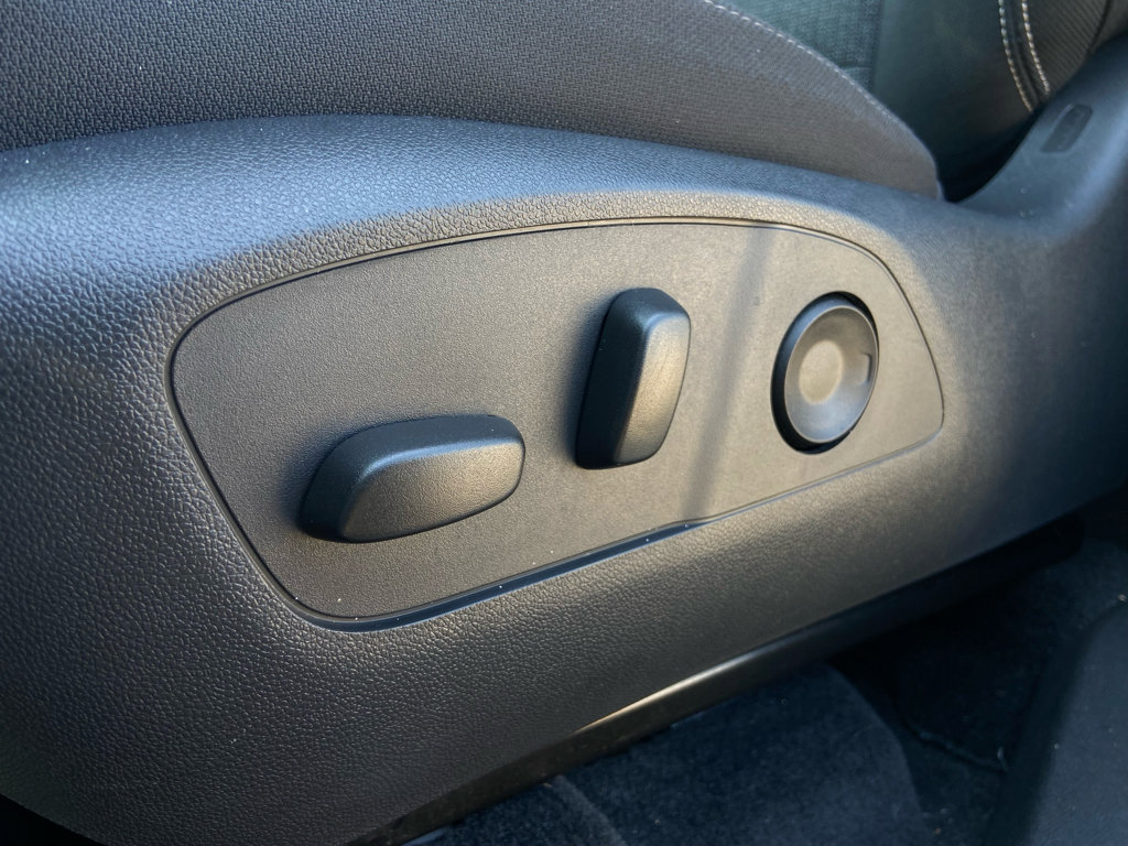 Used 2025 GMC Acadia Elevation image 11