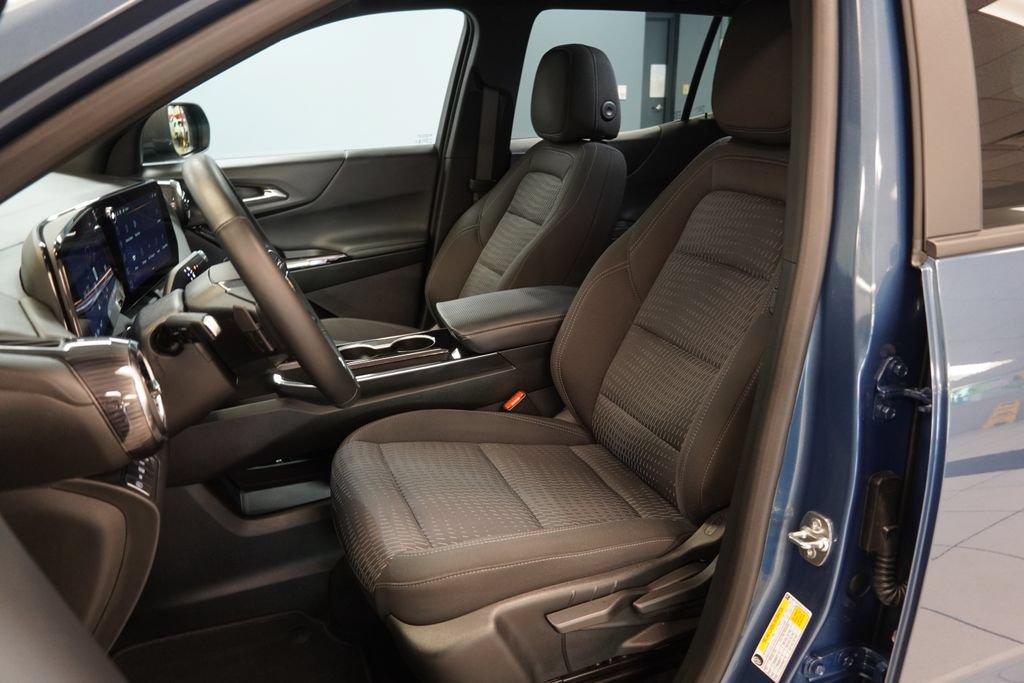 Used 2025 Chevrolet Equinox LT w/ Safety and Technology Package AWD/4WD image 3