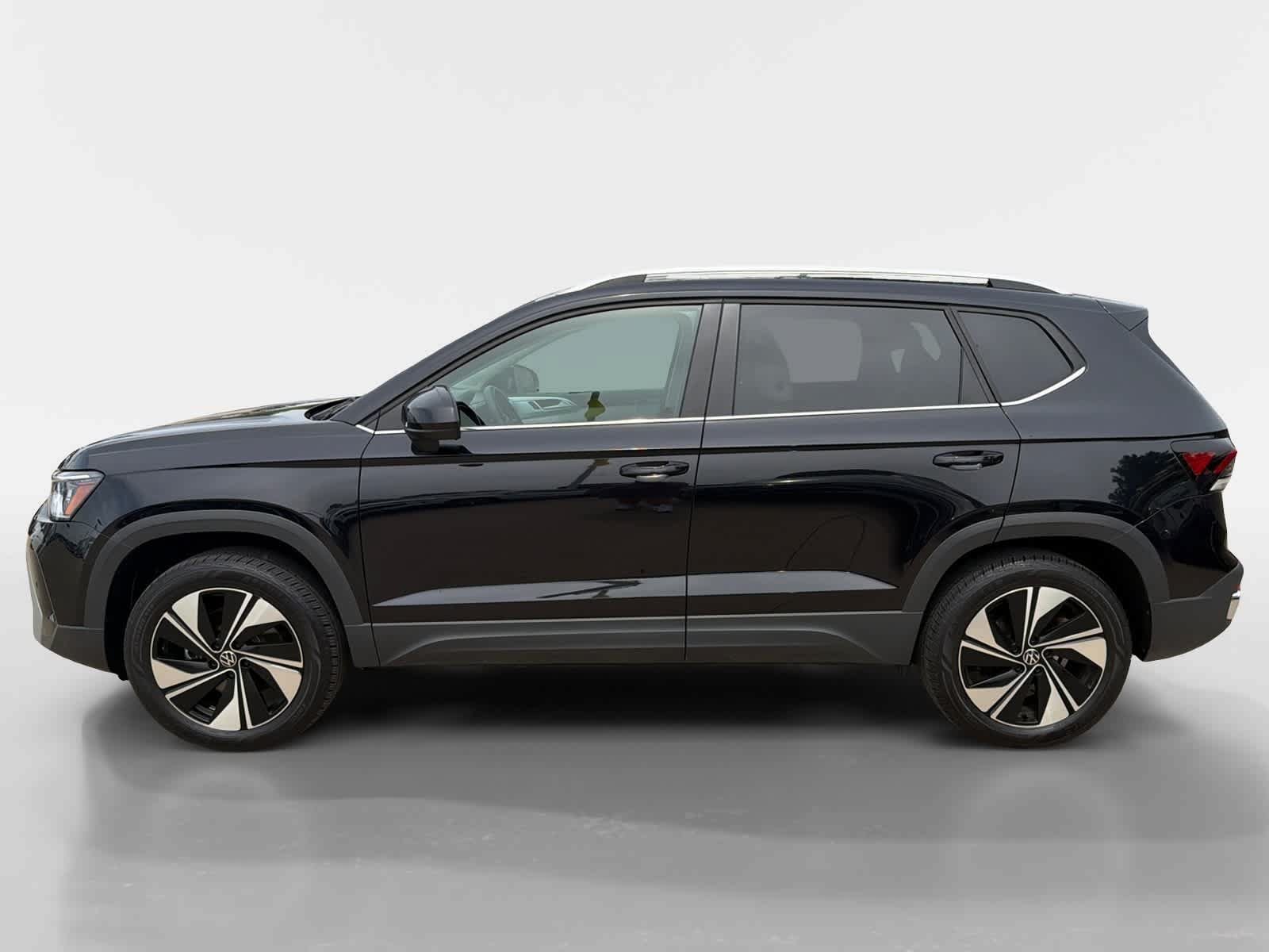 Used 2025 Volkswagen Taos SE w/ Panoramic Sunroof Package AWD/4WD image 3