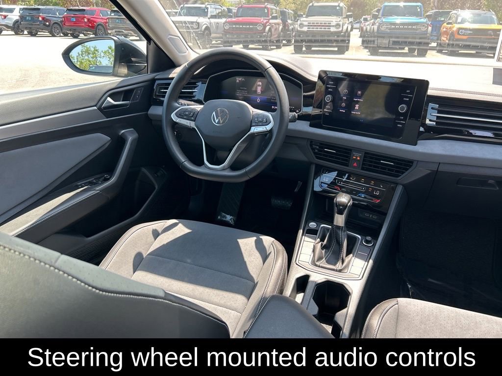 Used 2025 Volkswagen Jetta SE w/ Sunroof Package FWD image 9