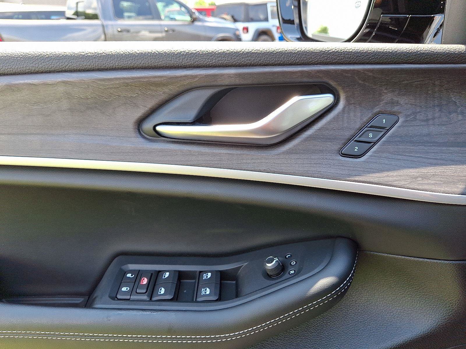 New 2025 Jeep Grand Cherokee L Limited image 9