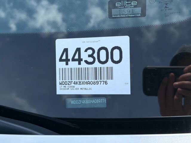 Used 2017 Mercedes-Benz E 300 4MATIC image 4