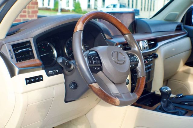 Used 2018 Lexus LX 570 4WD w/ Luxury Package image 19