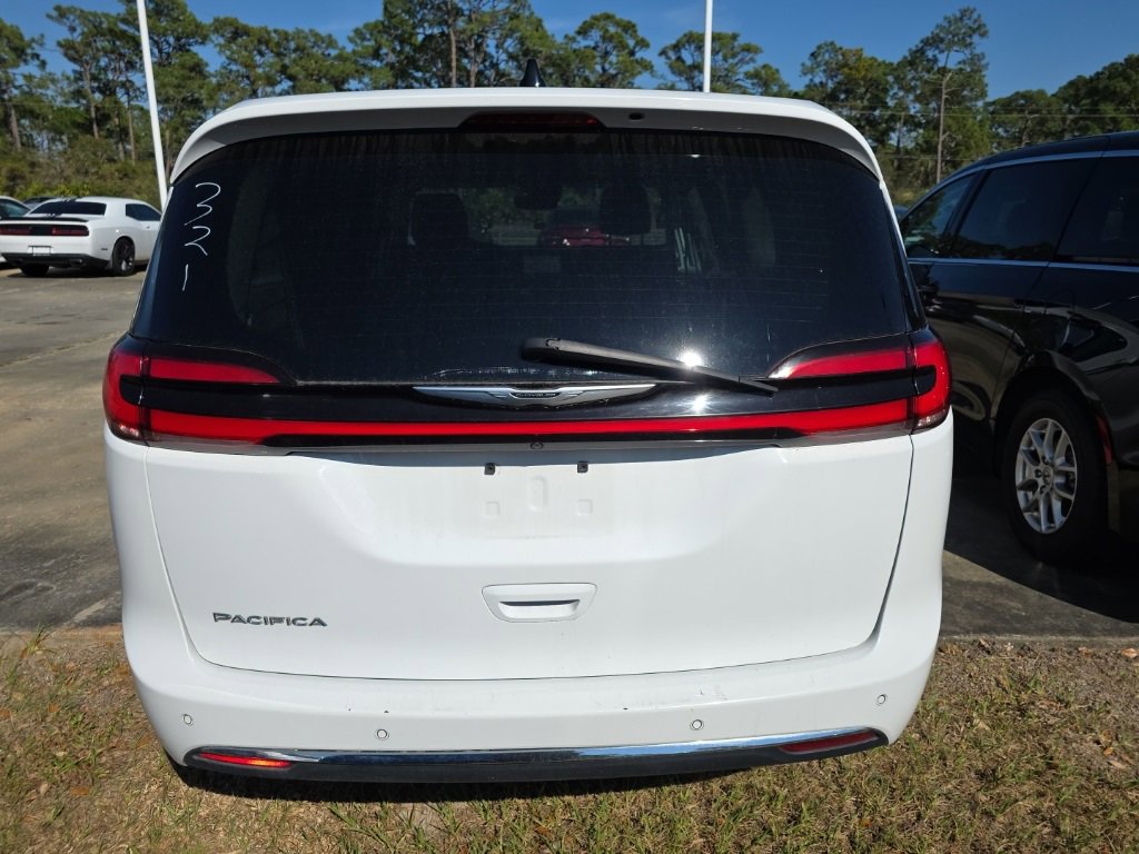 Certified 2023 Chrysler Pacifica Touring-L image 5